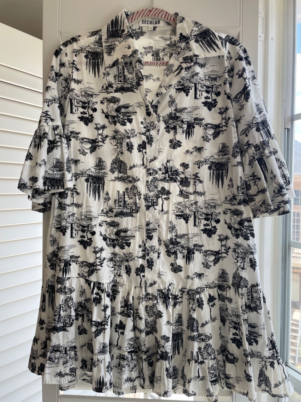 Black & White Printed Ruffle-Hem Women’s Blouse